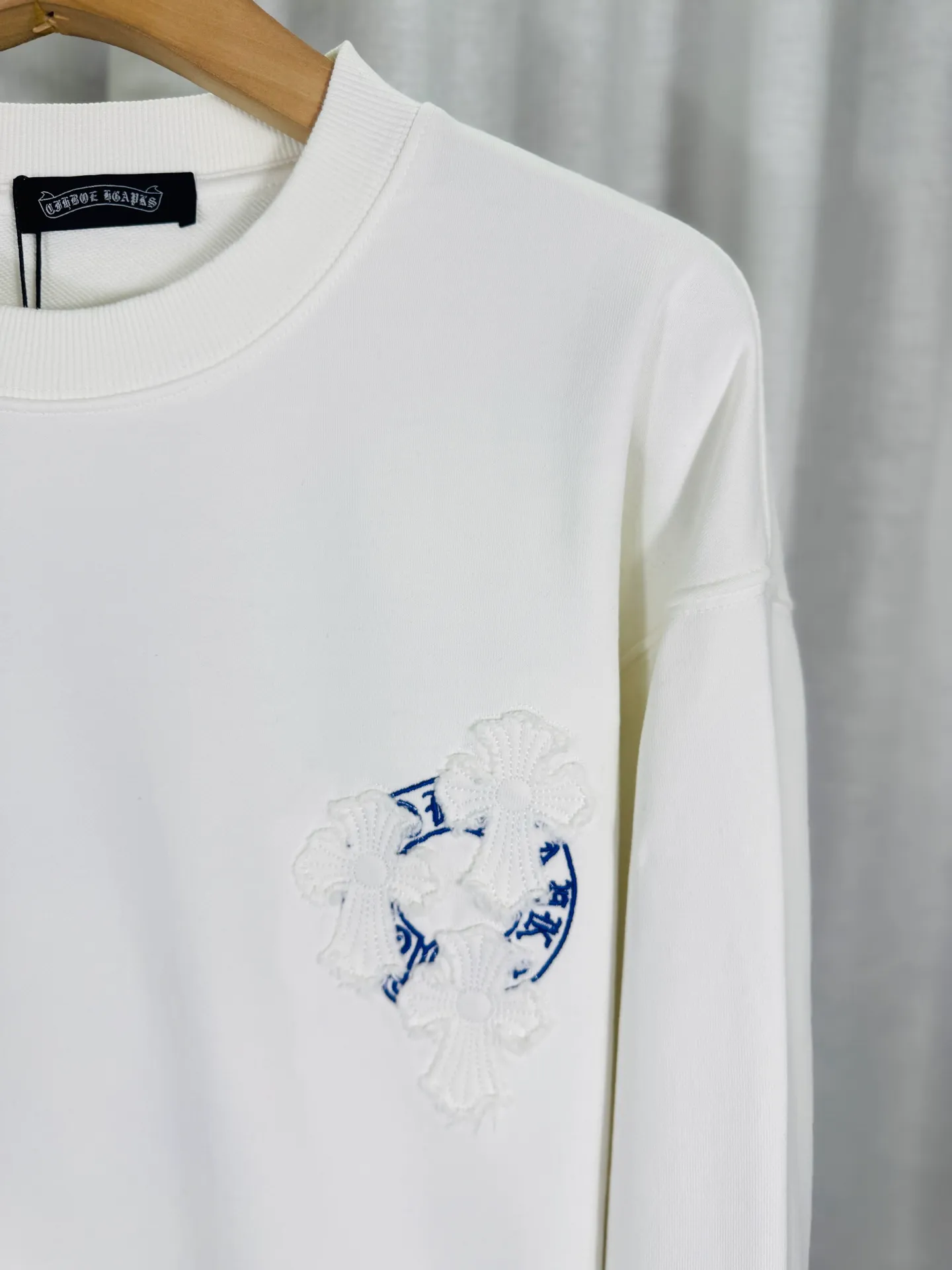P260 top version, real shot without P, ​​different from market currency) 𝗖𝗵𝗿𝗼𝗺𝗲 𝗛𝗲𝗮𝗿𝘁𝘀/Cro Heart 2025 washed patch embroidery autumn and winter new original single counter American laser burnt 3D three-dimensional color embroidered couple casual sweatshirt 👑The highest version! Customized fabric 430g tripe terry fabric! American acid-washed and distressed original fabric laser burnt ✟appliqué embroidery and exquisite embroidery of letters! The best-selling model in the counter, very comfortable to wear. Accessories: original molded and authenticated collar label➕100% silk wash label. Genuine purchase-grade original hangtag➕matching hanging rope➕3D hanging beads➕original packaging bag. Craftsmanship: The original version has consistent wiring! The highest version of the armhole matching technique! Color: White Black Size: S M L XL Style Number: 25-357